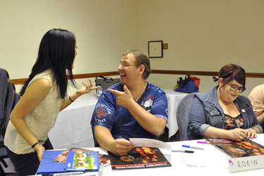 Amy Okuda, Robin Thorsen mit Con Helfer Tom