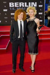 Lucy Diakovska mit Begleitung