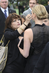 Charlize Theron mit Assistentin