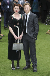 Brian Gleeson mit Begleitung