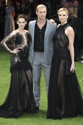 Kristen Stewart, Chris Hemsworth, Charlize Theron