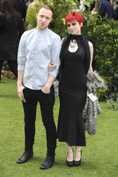 Sam Spruell mit Begleitung