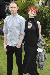 Sam Spruell mit Begleitung