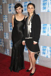 Rain Phoenix mit Begleitung