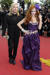 Phoebe Price mit Begleitung