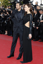 Dolores Chaplin mit Begleitung