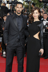 Dolores Chaplin mit Begleitung