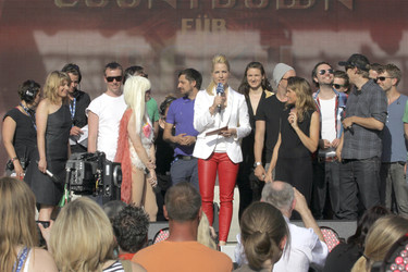 Judith Rakers, Anke Engelke und die Mitwirkenden der ESC-Party