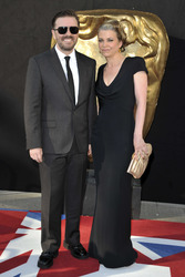 Ricky Gervais mit Begleitung