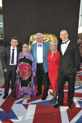 Rolf Harris mit Begleitung