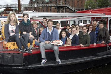 Alexander Bommes mit NachwuchsSchauspielern