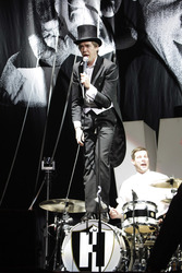 Howlin' Pelle Almqvist, Chris Dangerous (The Hives)