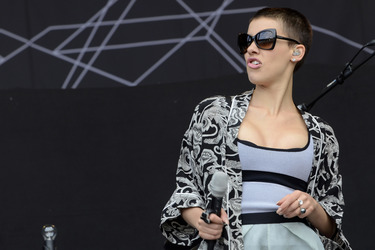 Alina Süggeler (Frida Gold)