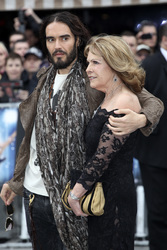 Russell Brand mit Mutter