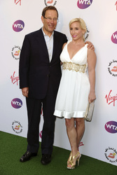 Richard Desmond mit Begleitung