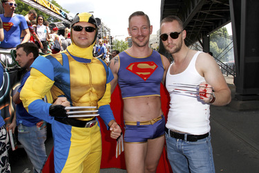 Christopher Street Day Teilnehmer Wolverine und Superman