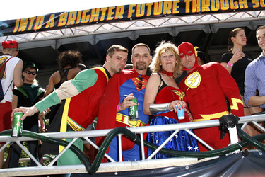 Christopher Street Day Teilnehmer Robin, Superman, Wonder-Woman und Flash