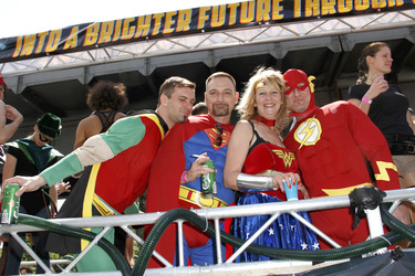 Christopher Street Day Teilnehmer Robin, Superman, Wonder-Woman und Flash