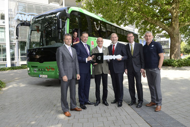 Wolfgang Schreiber (VW Nutzfahrzeuge), Dr. Frank Hiller (Vertrieb MAN), Martin Kind (Präsident Hannover 96), Wilhelm Lindenberg (Uestra Hannover), Gerrit Preckel (Uestra Reisen), Mirko Slomka (Trainer Hannover 96)