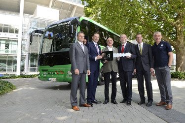 Wolfgang Schreiber (VW Nutzfahrzeuge), Dr. Frank Hiller (Vertrieb MAN), Martin Kind (Präsident Hannover 96), Wilhelm Lindenberg (Uestra Hannover), Gerrit Preckel (Uestra Reisen), Mirko Slomka (Trainer Hannover 96)