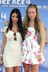 Sila Sahin mit Begleitung