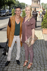 Judith Rakers mit Begleitung