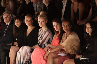 Franziska Knuppe, Julia Malik, Dennenesch Zoudé und promienente Gäste