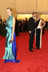 Constance Jablonski, Roland Mouret, Doutzen Kroes