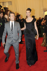 Linda Evangelista mit Begleitung