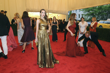 Jessica Alba, Hilary Swank