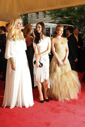 Leighton Meester (rechts) mit Gästen