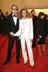 Bill Nighy mit Begleitung