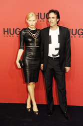 Anthony Delon mit Begleitung