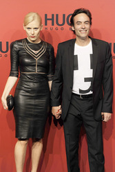 Anthony Delon mit Begleitung