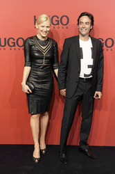 Anthony Delon mit Begleitung