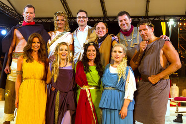 Hintere Reihe: Henry Maske, Franziska van Almsick, Matthias Opdenhövel, Bernhard Hoëcker, Jens Riewa. Vordere Reihe: Mareile Höppner, Andrea Kaiser, Christine Neubauer, Maite Kelly, Ralf Moeller