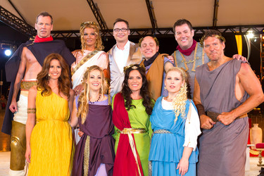 Hintere Reihe: Henry Maske, Franziska van Almsick, Matthias Opdenhövel, Bernhard Hoëcker, Jens Riewa. Vordere Reihe: Mareile Höppner, Andrea Kaiser, Christine Neubauer, Maite Kelly, Ralf Moeller