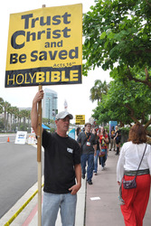 Demostranten am Eingang der Comic Con