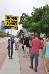 Demostranten am Eingang der Comic Con