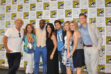 Corbin Bernsen, Karen Vick, James Roday, Maggie Lawson, Dulé Hill, Tom Ormundson mit Gästen