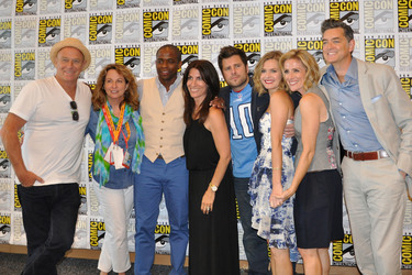 Corbin Bernsen, Karen Vick, James Roday, Maggie Lawson, Dulé Hill, Tom Ormundson mit Gästen
