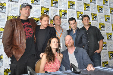 Stehend: Adam Baldwin, Alan Tudyk, Tim Minear, Sean Maher, Nathan Fillion. sitzend: Summer Glau, Joss Whedon