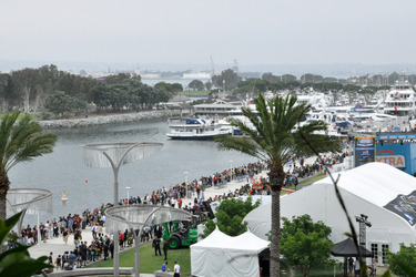 Schlange der Fans die für das 'The Hobbt' Panel anstehen