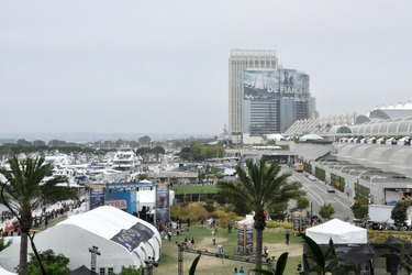 Schlange der Fans die für das 'The Hobbt' Panel anstehen