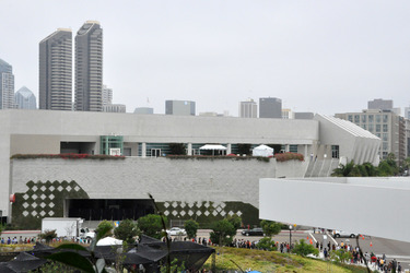 Schlange der Fans die für das 'The Hobbt' Panel anstehen