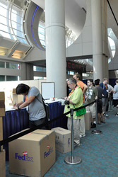 Fans schicken an der FedEx-Station des Convention Centers ihre Einkäufe nach Hause