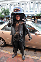 Comic-Con Besucher - Dark Helmet