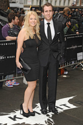 Matthew Lewis mit Begleitung