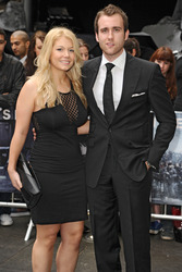 Matthew Lewis mit Begleitung