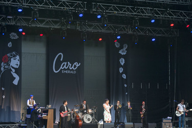 Caro Emerald mit ihrer Band